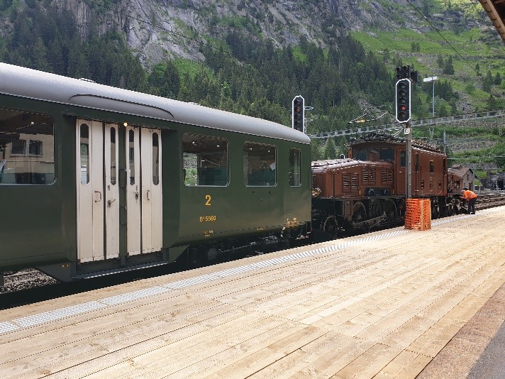 Lokomotive Ce 6/8 II 14253 mit historischem Reisezugwagen, © SBB Historic