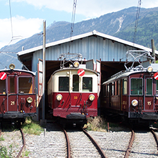 Aufreihung der historischen Züge vor dem TNT-Depot in Martigny